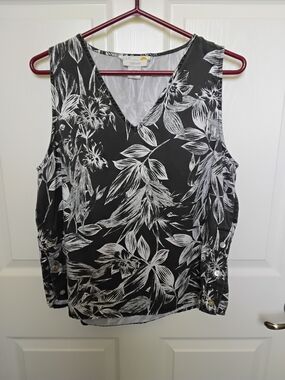 C&C California Summery Cool Floral 100% Lyocel V-Neck Sleeveless Top